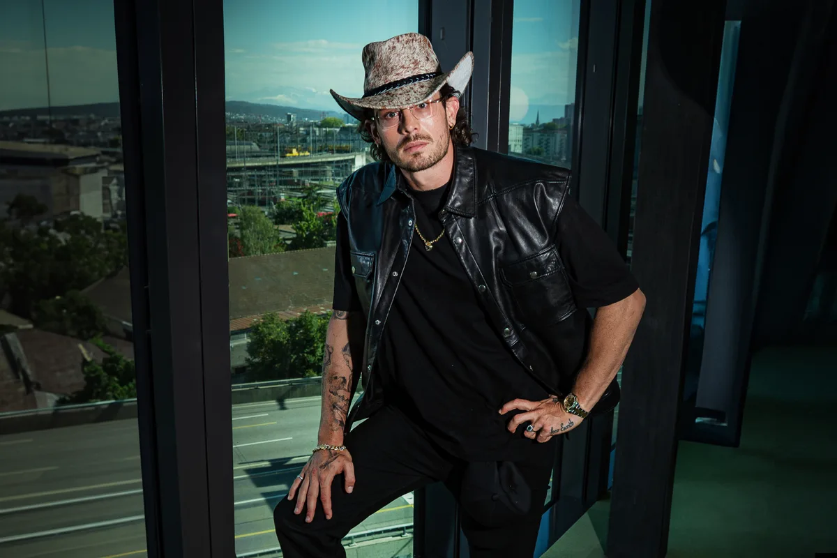 Für Loco Escrito bedeutet weder Zürich noch sein Geburtsort in Kolumbien Heimat. Loco Escrito im Büro seiner Plattenfirma.